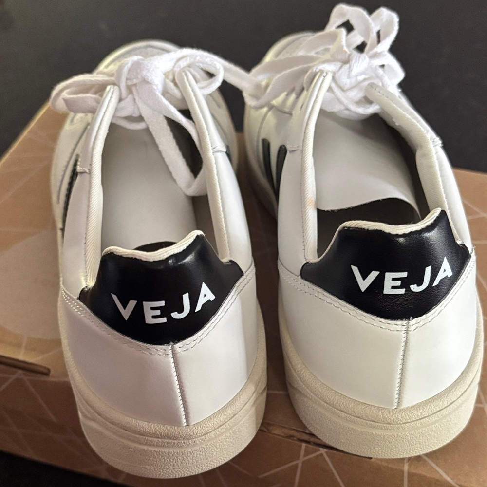 Veja V10 Leather Extra White Sneakers with Black Details - Picture 4 of 8